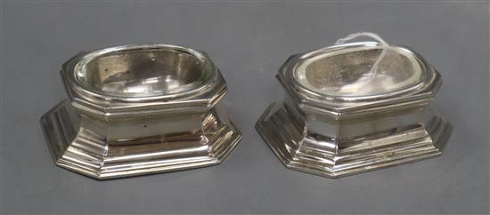 A pair of Brittania standard silver trencher salts with glass liners, Tessiers Ltd, London, 1957, 9 oz.